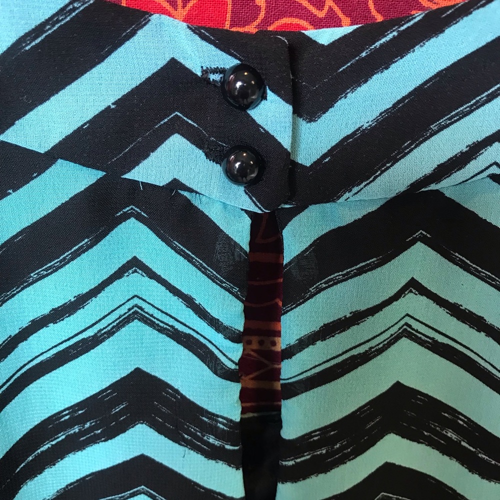 Chevron pattern blouse🦋 - Picture 5 of 6
